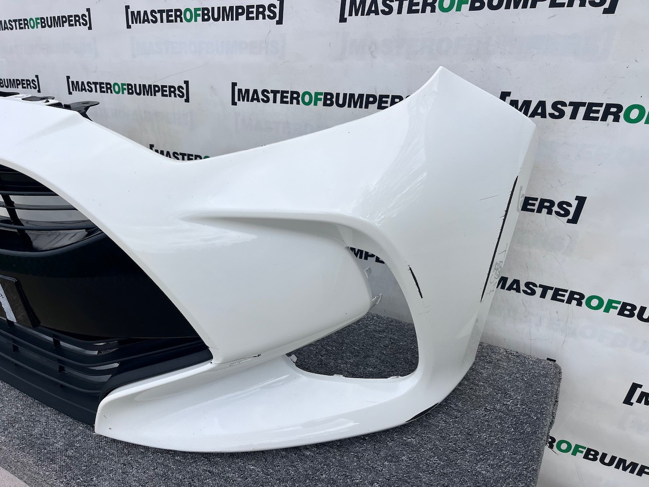 Toyota Yaris Hybrid Dynamic Mk4 5 Door Xp210 2020-on Front Bumper Genuine [t537]