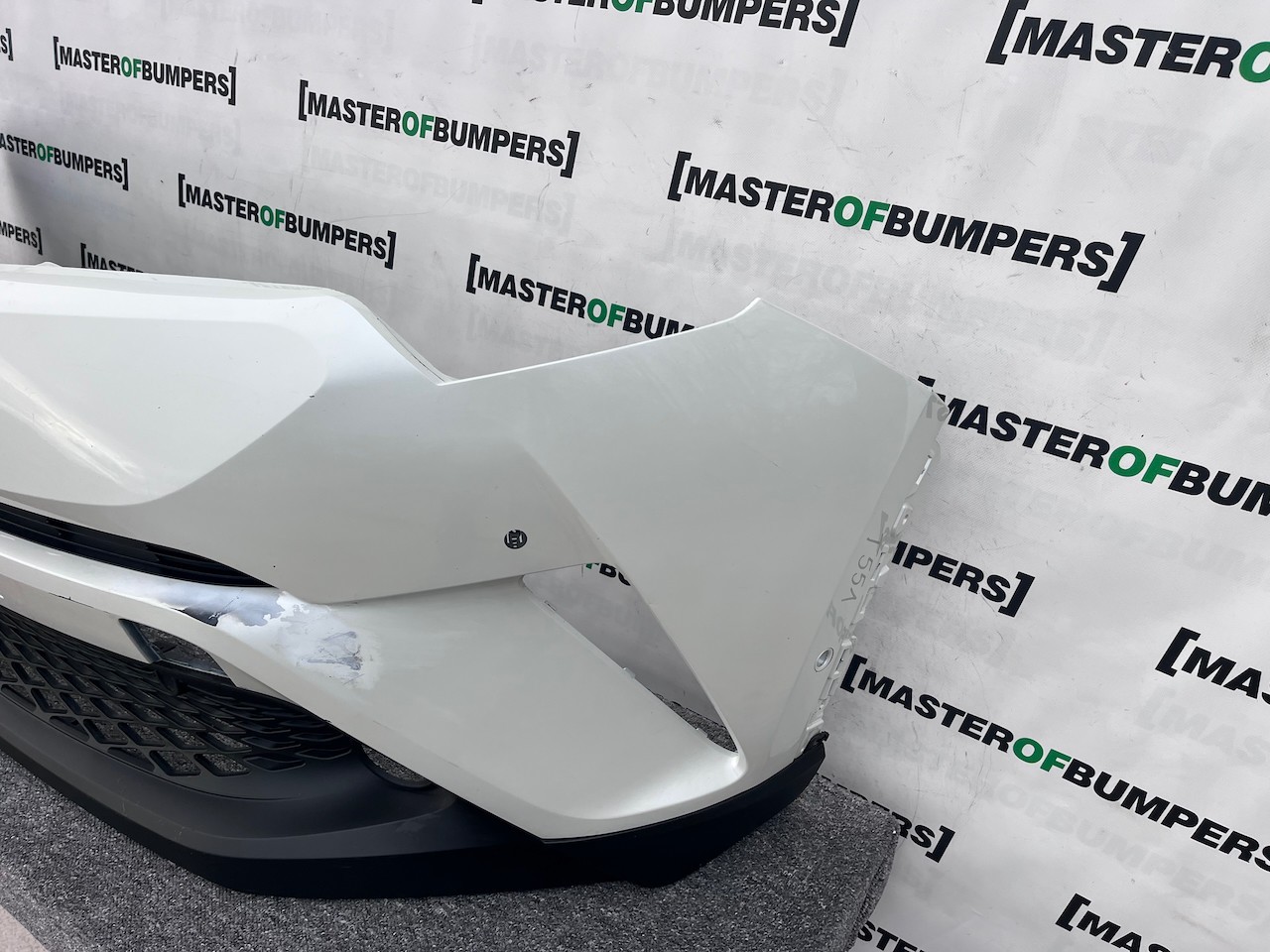 Toyota C-hr Chr Excel Dynamic 2016-2020 Front Bumper 6 Pdc Genuine [t551]