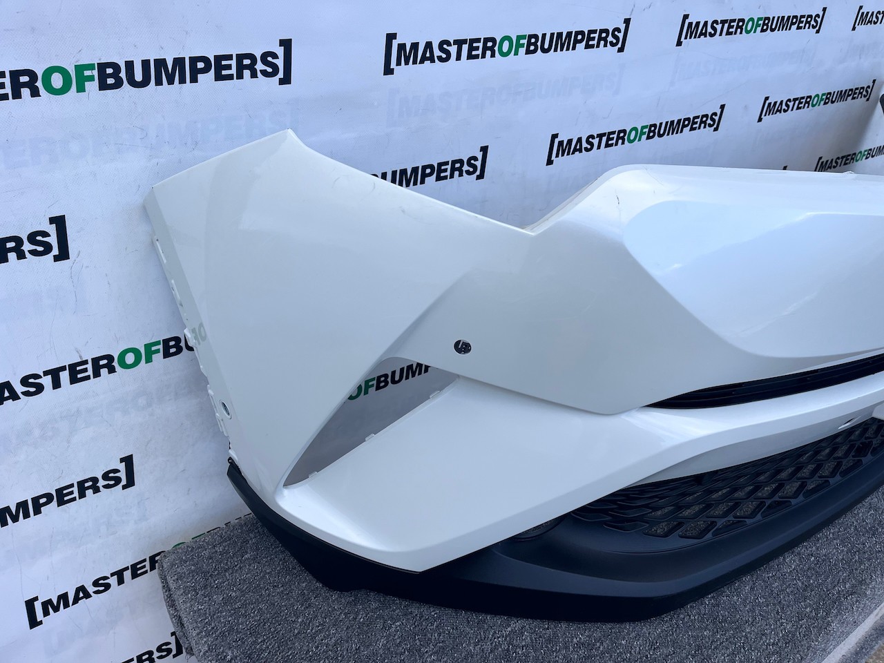 Toyota C-hr Chr Excel Dynamic 2016-2020 Front Bumper 6 Pdc Genuine [t571]