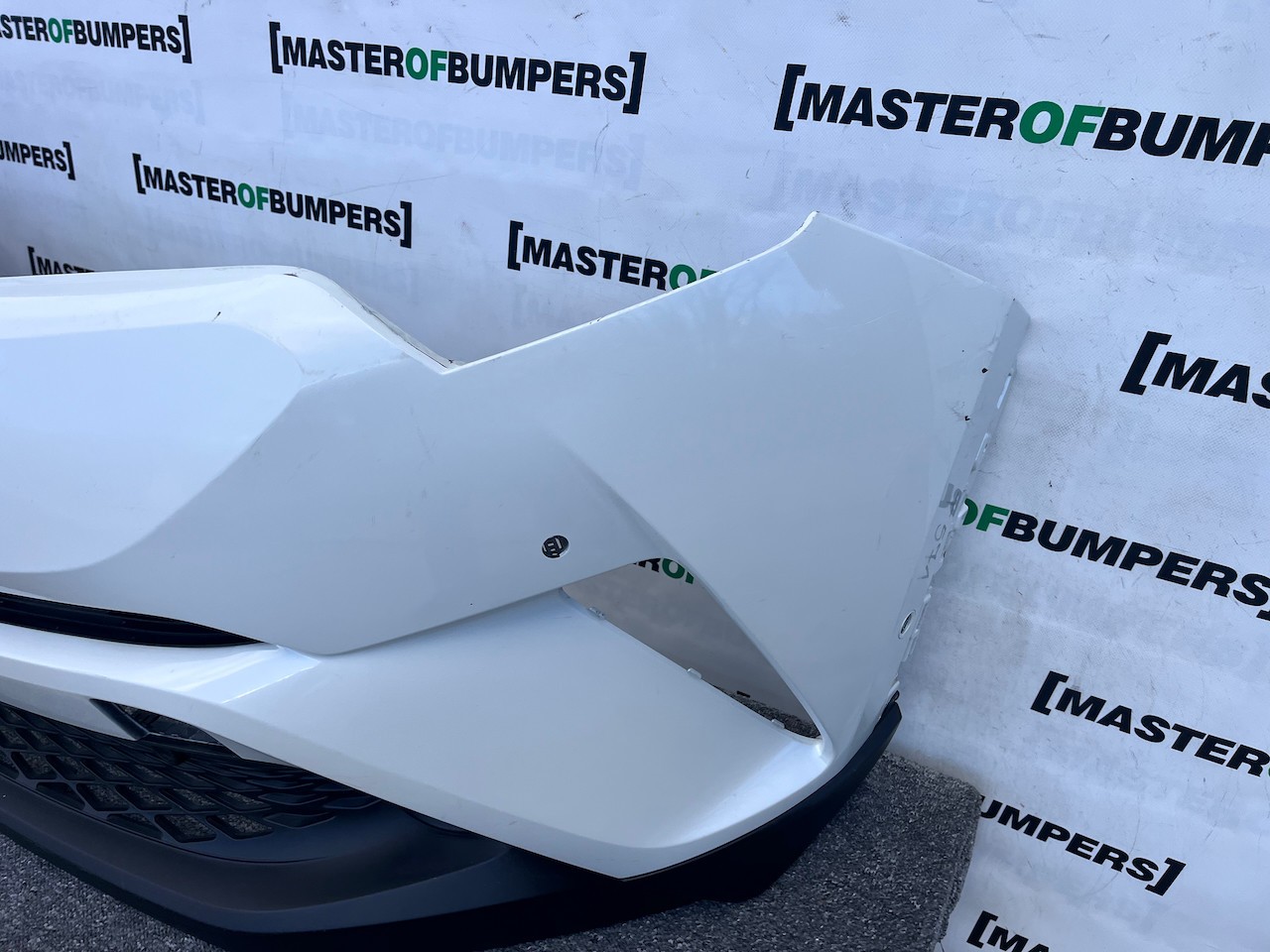 Toyota C-hr Chr Excel Dynamic 2016-2020 Front Bumper 6 Pdc Genuine [t571]