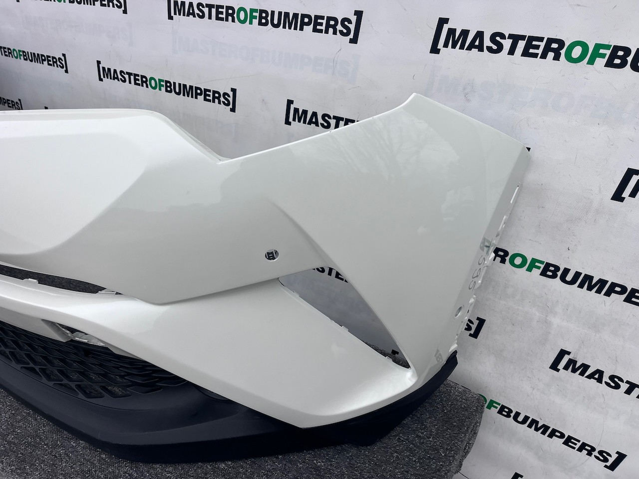 Toyota C-hr Chr Excel Dynamic 2016-2020 Front Bumper 6 Pdc Genuine [t595]