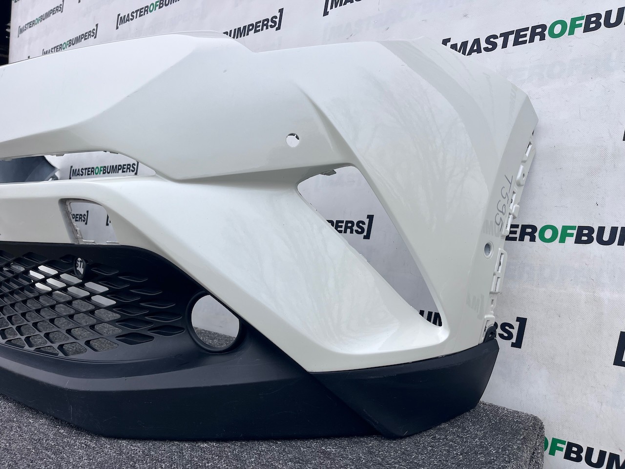 Toyota C-hr Chr Excel Dynamic 2016-2020 Front Bumper 6 Pdc Genuine [t595]