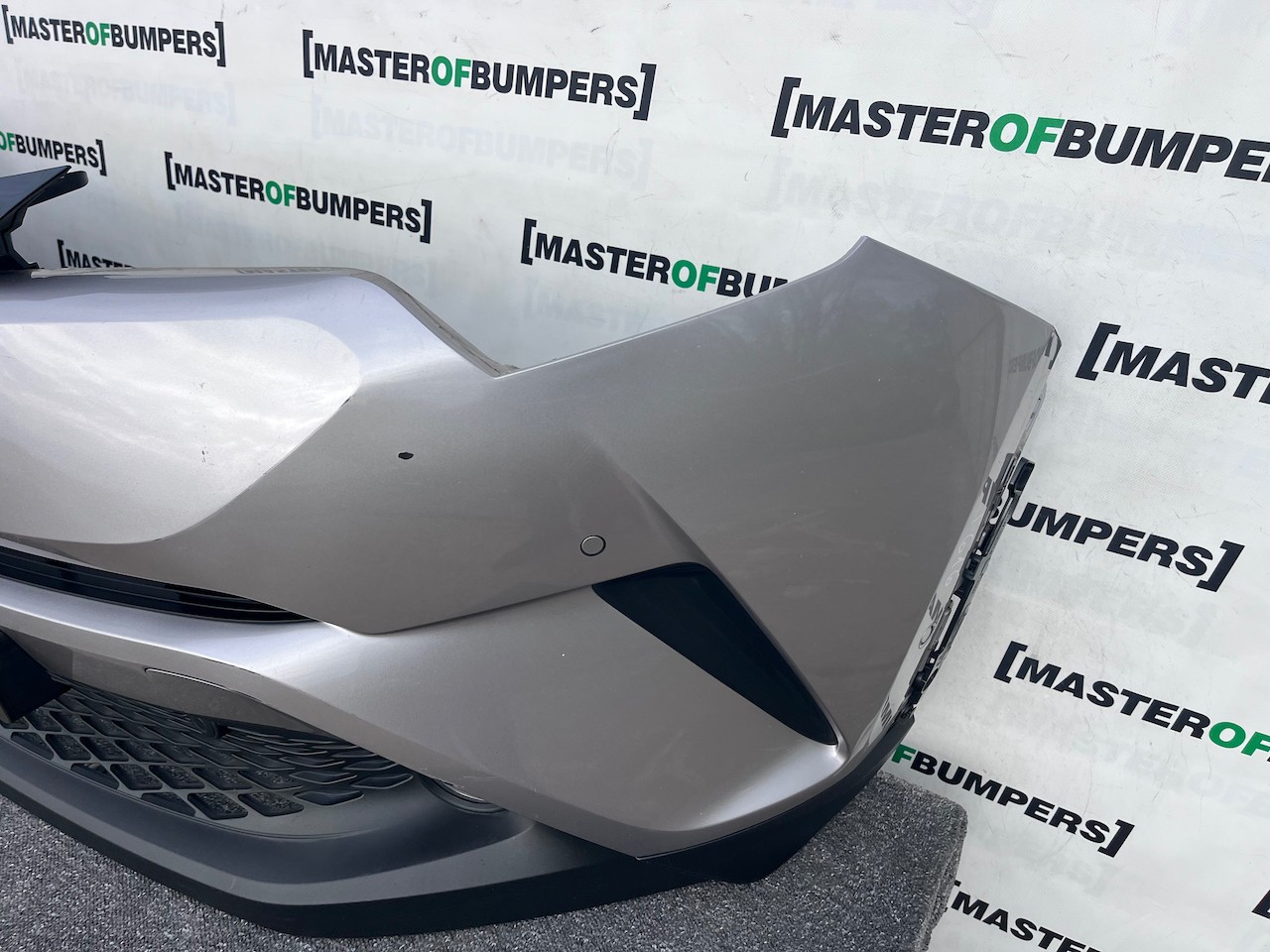 Toyota C-hr Chr Excel Dynamic 2016-2020 Front Bumper 6 Pdc Genuine [t616]