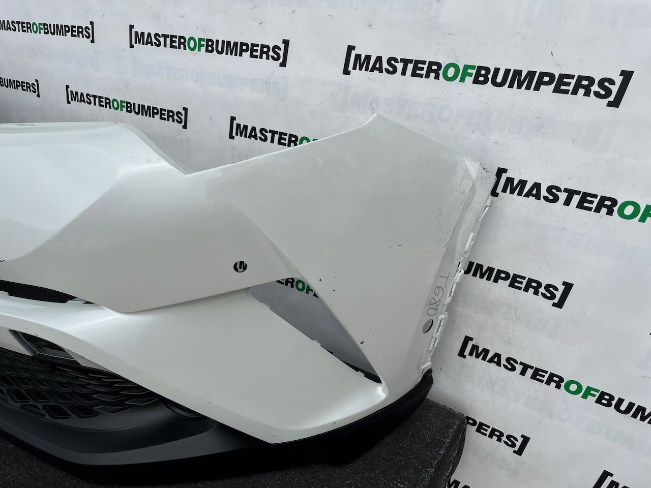 Toyota C-hr Chr Excel Dynamic 2016-2020 Front Bumper 6 Pdc Genuine [t680]