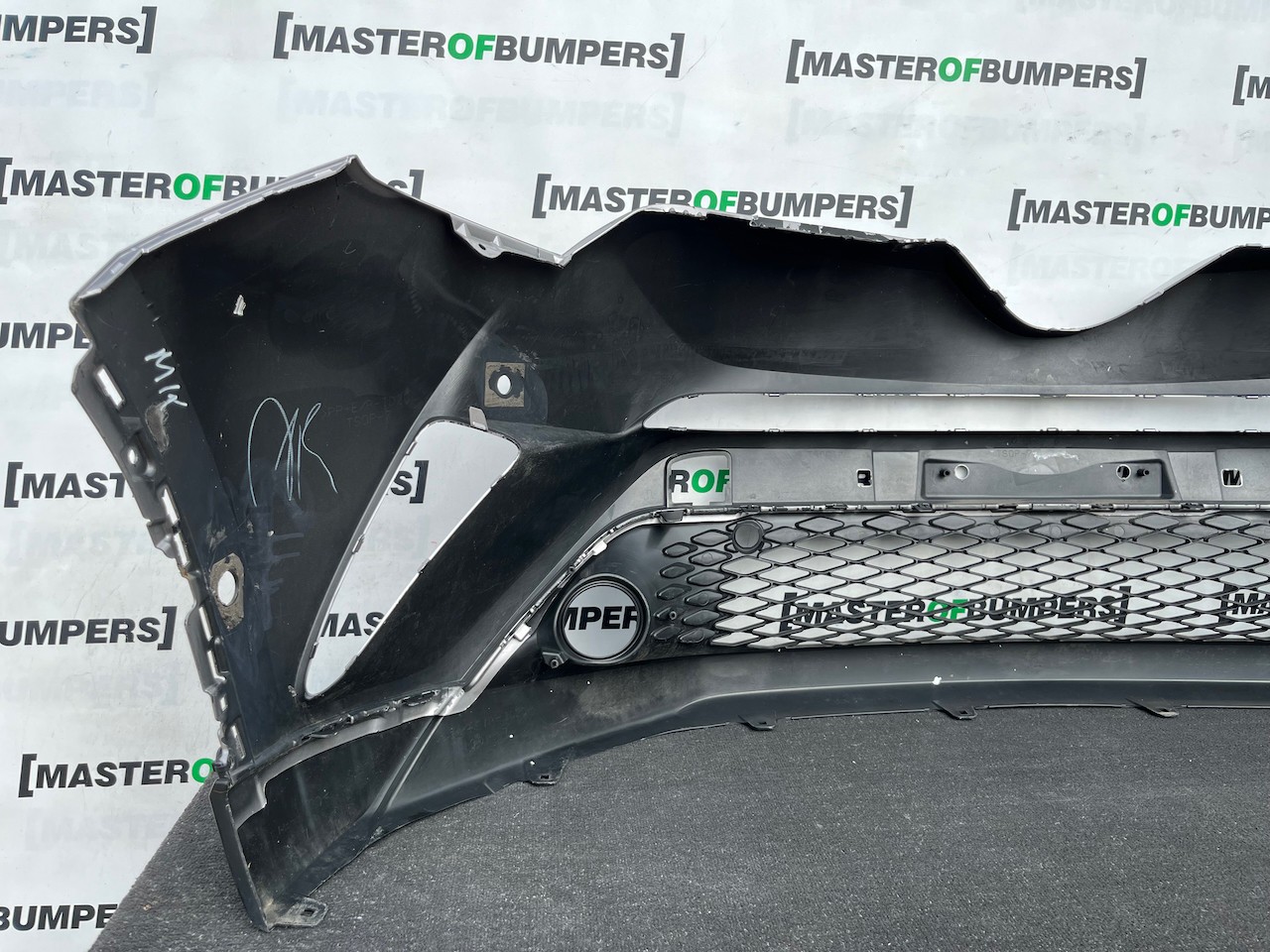 Toyota C-hr Chr Excel Dynamic 2016-2020 Front Bumper 6 Pdc Genuine [t681]