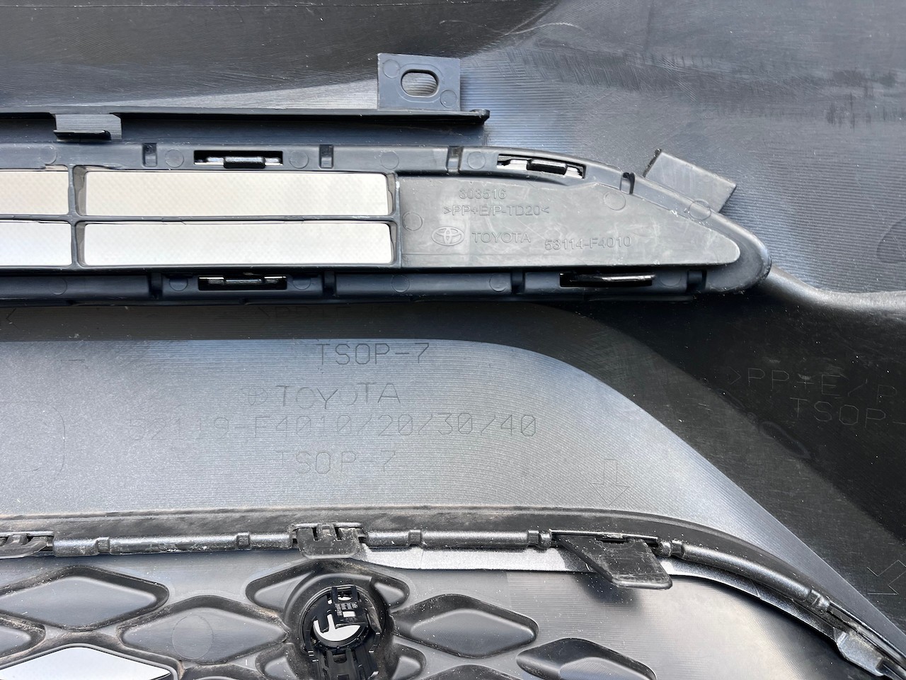 Toyota C-hr Chr Excel Dynamic 2016-2020 Front Bumper 6 Pdc Genuine [t573]