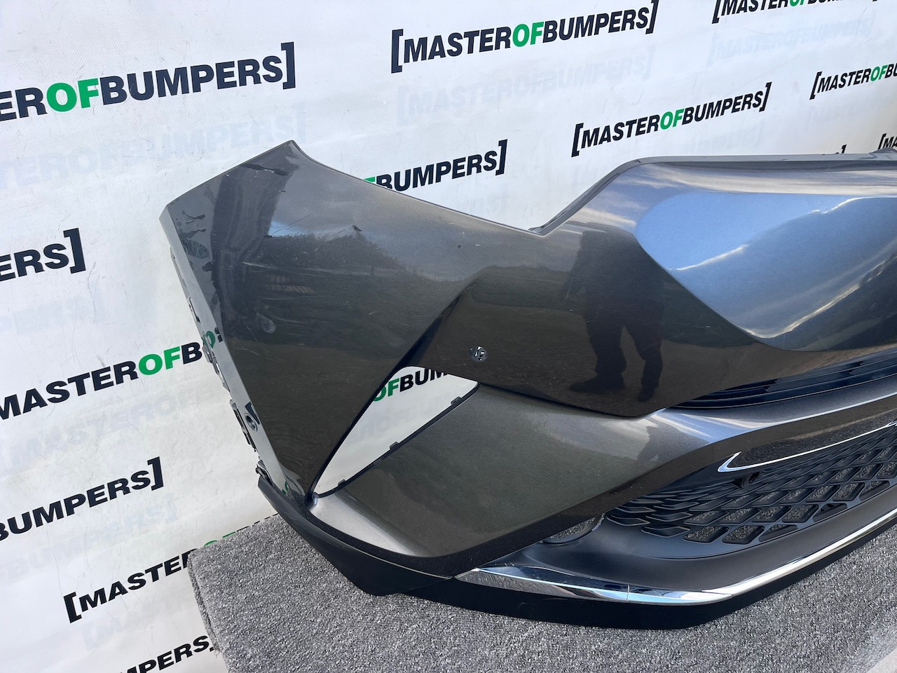 Toyota C-hr Chr Excel Dynamic 2016-2020 Front Bumper 6 Pdc Genuine [t573]