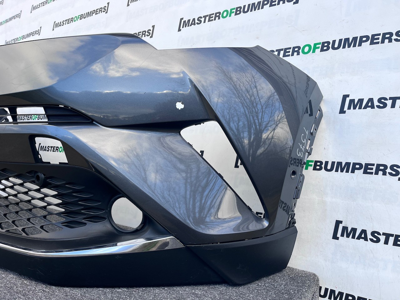 Toyota C-hr Chr Excel Dynamic 2016-2020 Front Bumper 6 Pdc Genuine [t573]