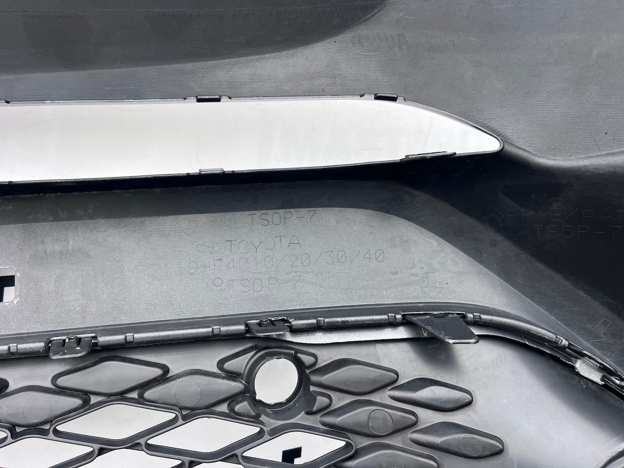 Toyota C-hr Chr Excel Dynamic 2016-2020 Front Bumper No Pdc Genuine [t596]