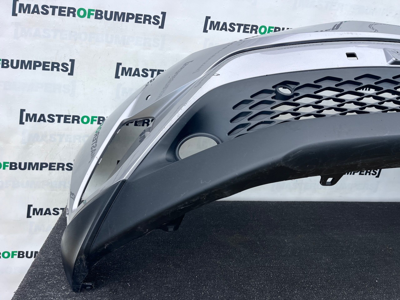 Toyota C-hr Chr Excel Dynamic 2016-2020 Front Bumper 4 Pdc Genuine [t683]