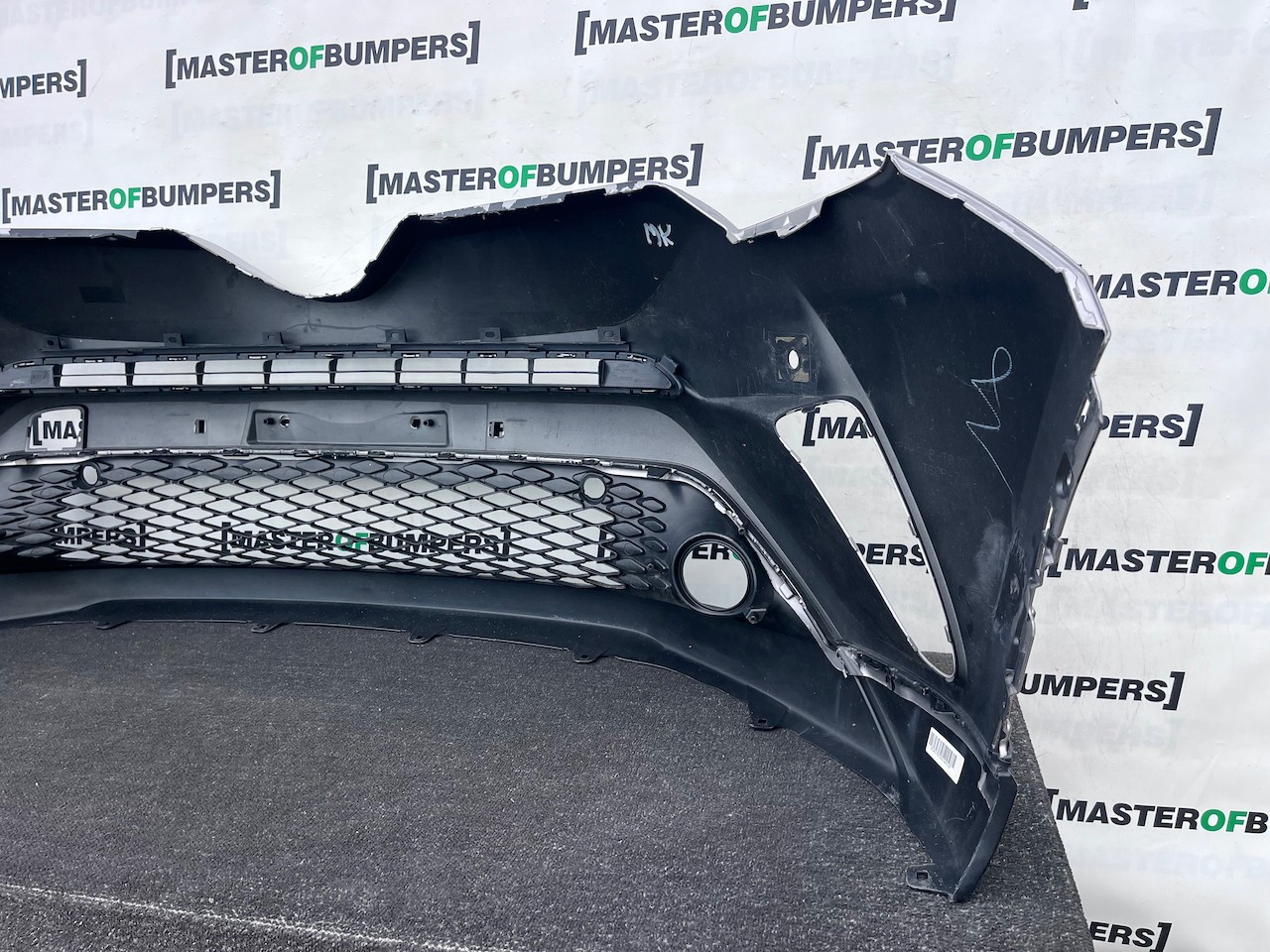 Toyota C-hr Chr Excel Dynamic 2016-2020 Front Bumper 4 Pdc Genuine [t683]