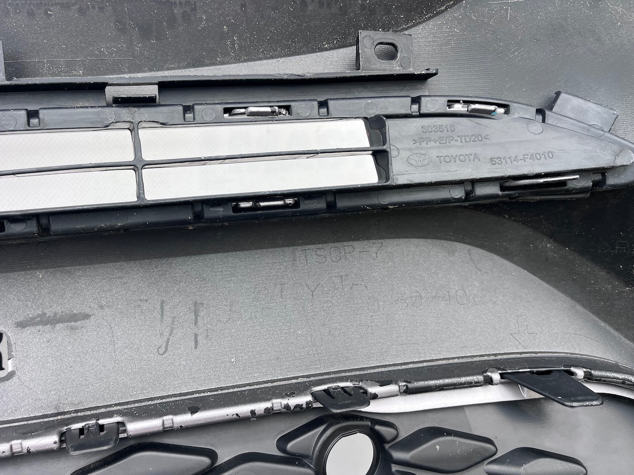 Toyota C-hr Chr Excel Dynamic 2016-2020 Front Bumper 4 Pdc Genuine [t683]