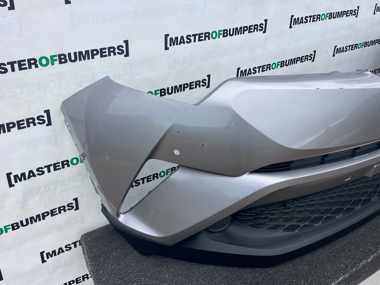 Toyota C-hr Chr Excel Dynamic 2016-2020 Front Bumper 4 Pdc Genuine [t683]