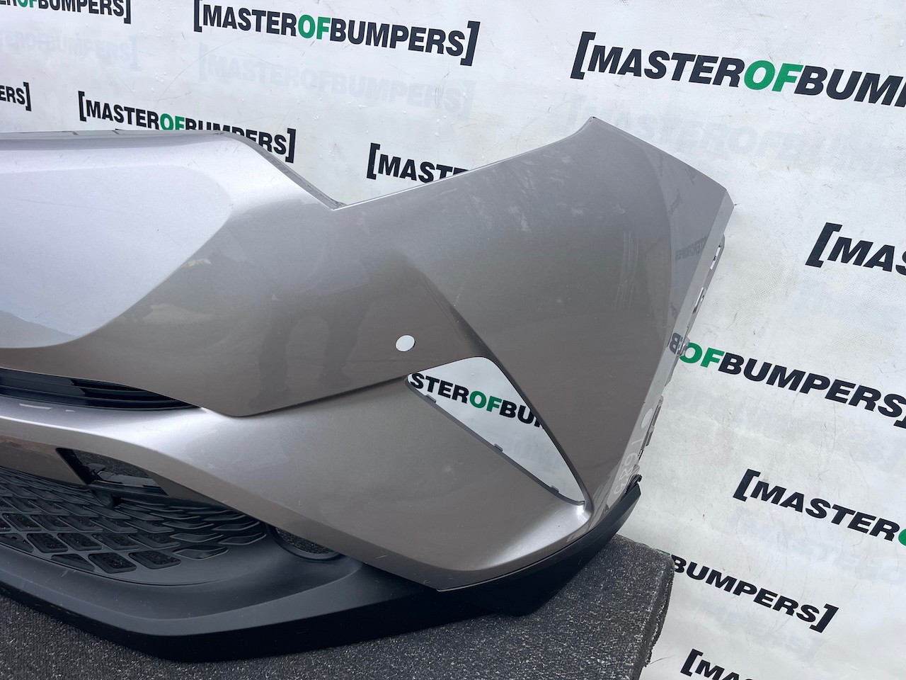 Toyota C-hr Chr Excel Dynamic 2016-2020 Front Bumper 4 Pdc Genuine [t683]