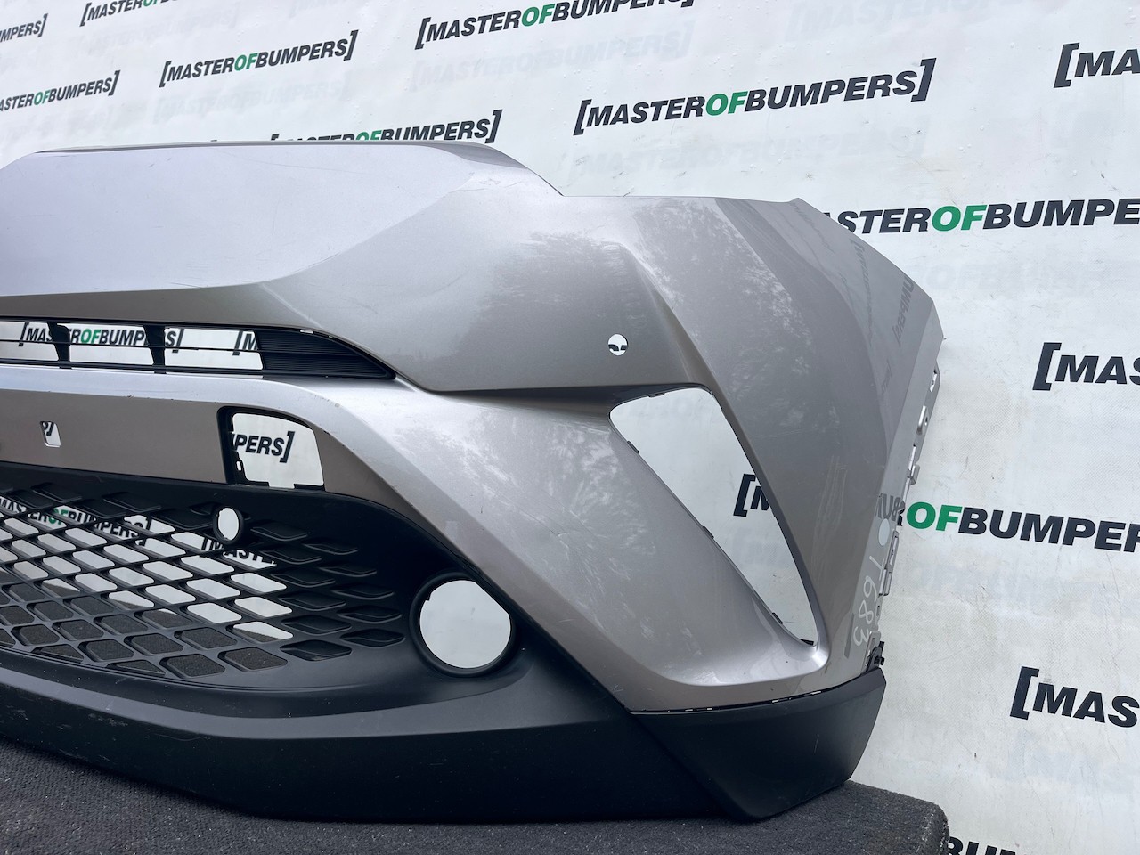 Toyota C-hr Chr Excel Dynamic 2016-2020 Front Bumper 4 Pdc Genuine [t683]