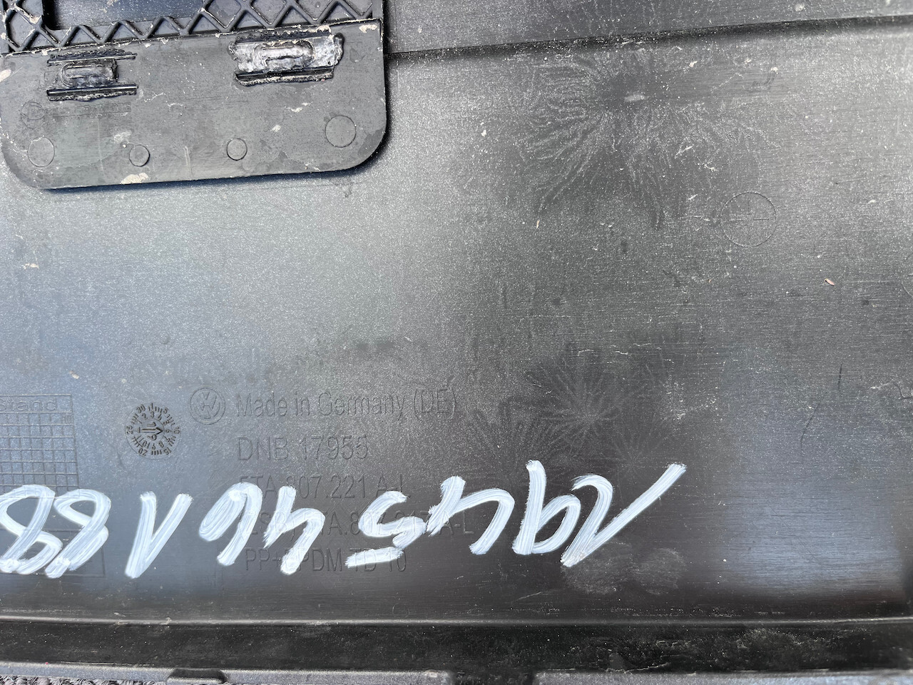 VW Touran Highline Sel Mk2 2015-2021 Front Bumper 4 Pdc + Jets Genuine [v305]