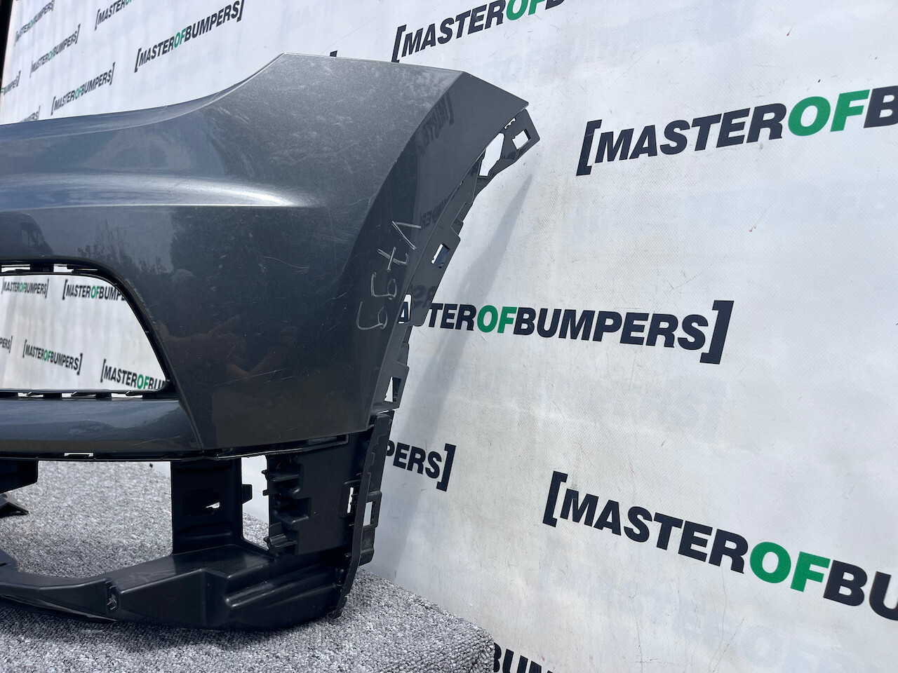 VW Tiguan Se Mk2 Suv 2016-2019 Front Bumper 4 Pdc No Jets Genuine [v799]