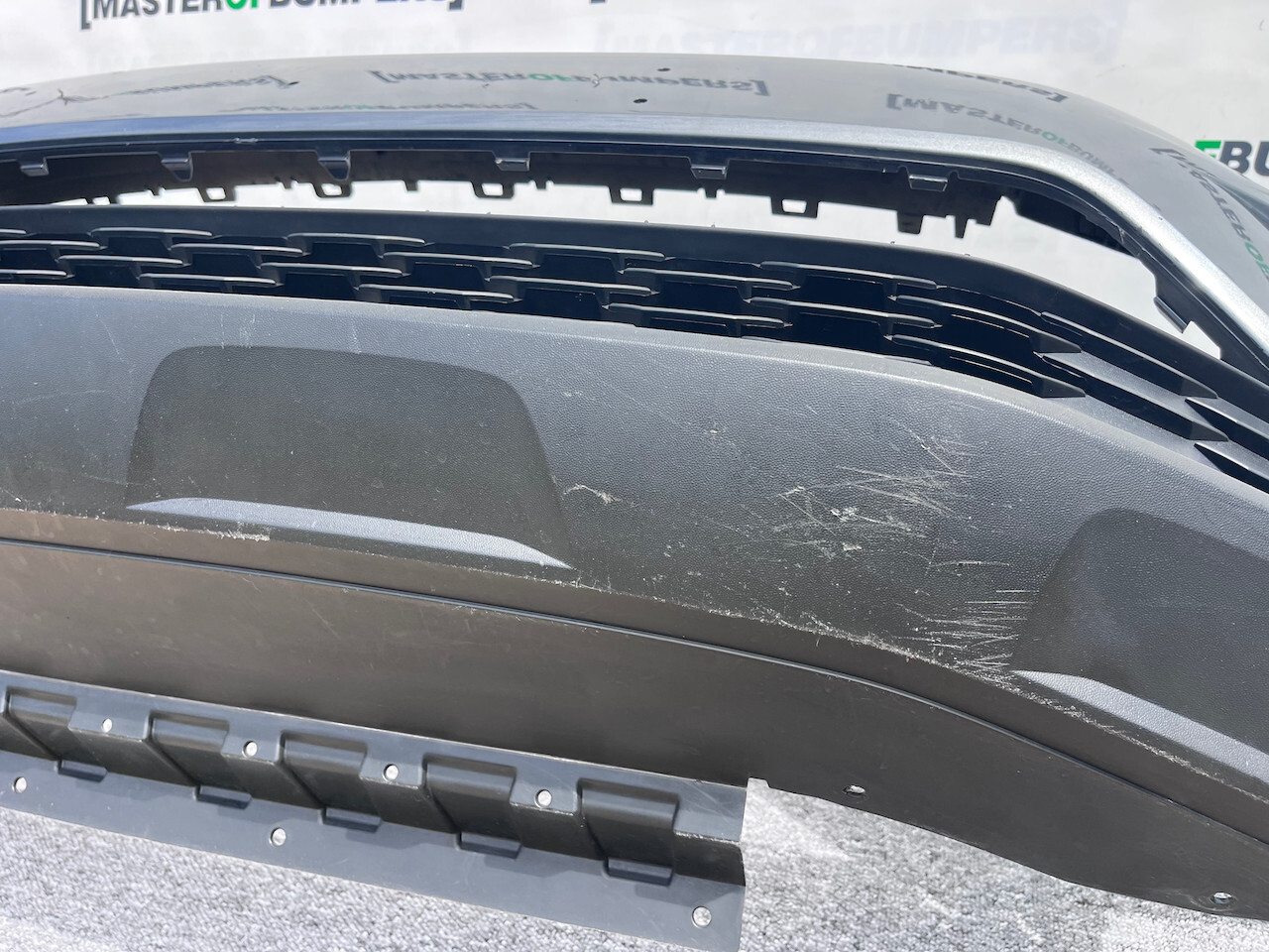 VW Tiguan Se Mk2 Suv 2016-2019 Front Bumper 4 Pdc No Jets Genuine [v799]