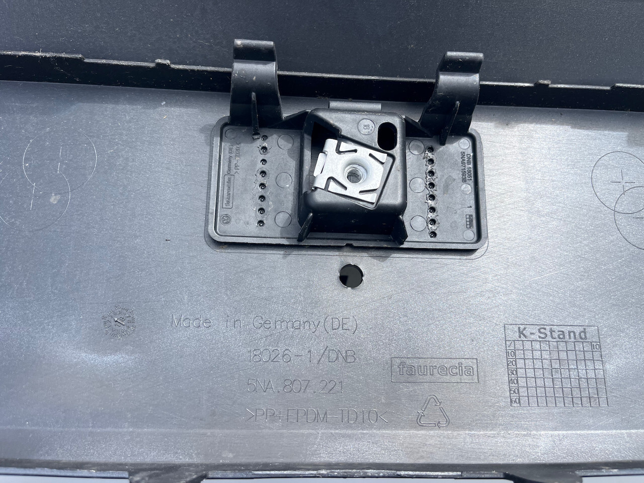 VW Tiguan Se Mk2 Suv 2016-2019 Front Bumper 4 Pdc No Jets Genuine [v799]