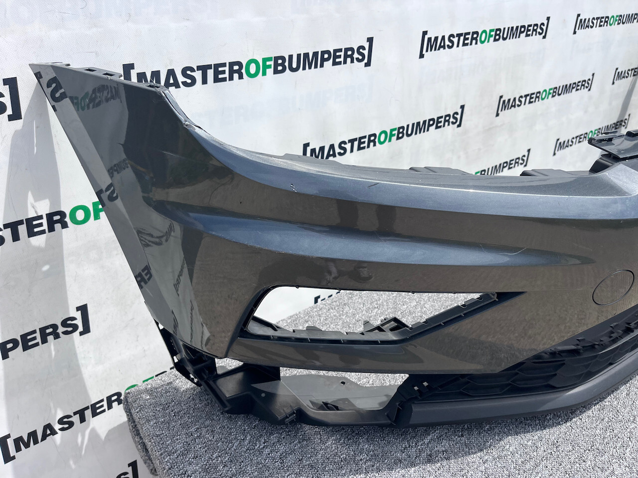 VW Tiguan Se Mk2 Suv 2016-2019 Front Bumper 4 Pdc No Jets Genuine [v799]