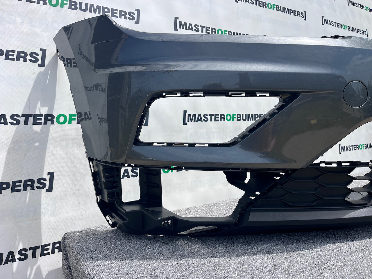 VW Tiguan Se Mk2 Suv 2016-2019 Front Bumper 4 Pdc No Jets Genuine [v799]