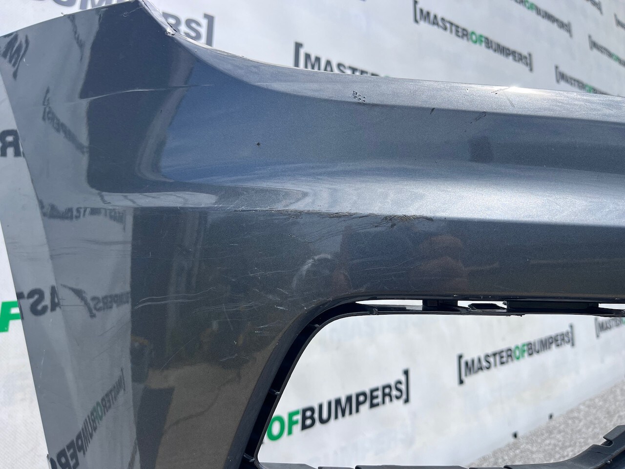 VW Tiguan Se Mk2 Suv 2016-2019 Front Bumper 4 Pdc No Jets Genuine [v799]