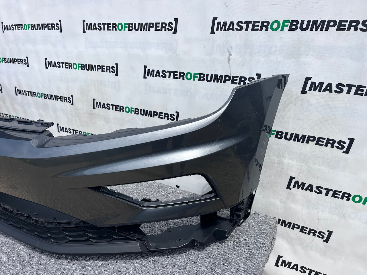 VW Tiguan Se Mk2 Suv 2016-2019 Front Bumper 4 Pdc No Jets Genuine [v799]