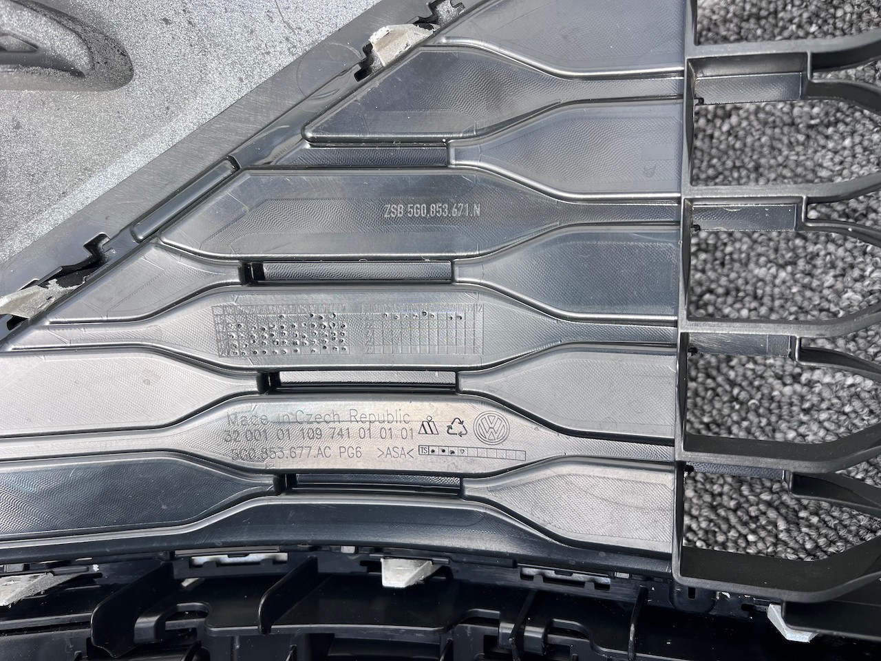 VW Golf R Line Mk7.5 Hatchba 2017-2019 Front Bumper 4 Pdc No Jets Genuine [v361]