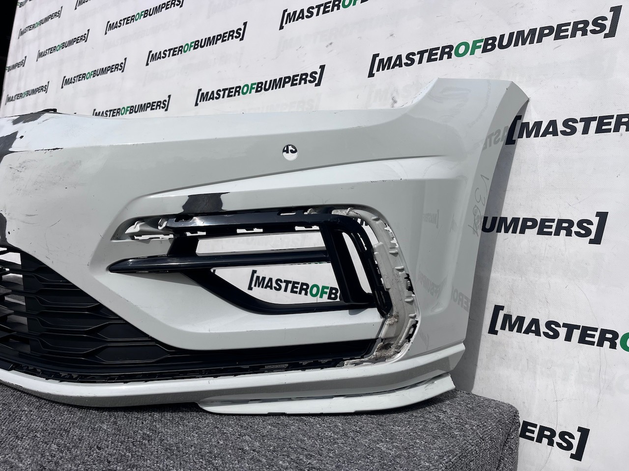 VW Golf R Line Mk7.5 Hatchba 2017-2019 Front Bumper 4 Pdc No Jets Genuine [v361]