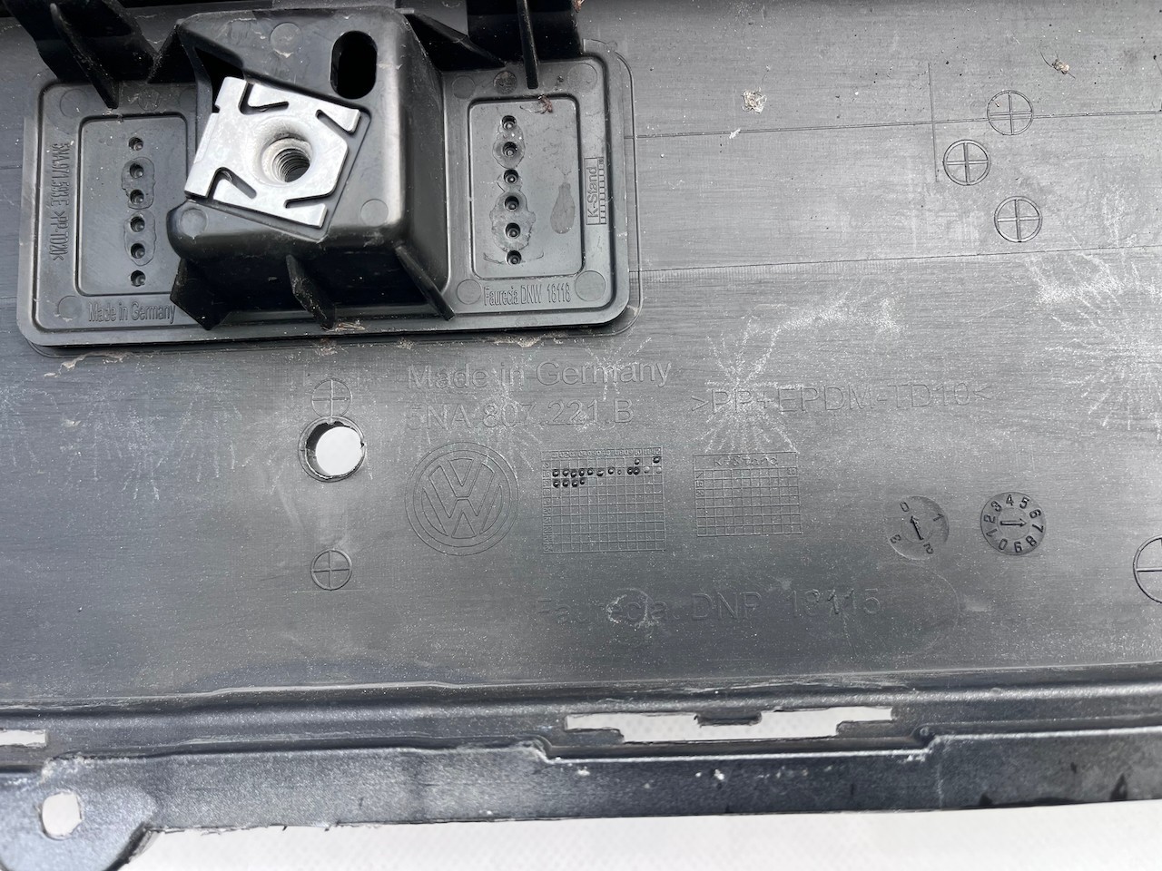 VW Tiguan R Line Mk2 Suv 2016-2019 Front Bumper 4 Pdc + Jets Genuine [v485]