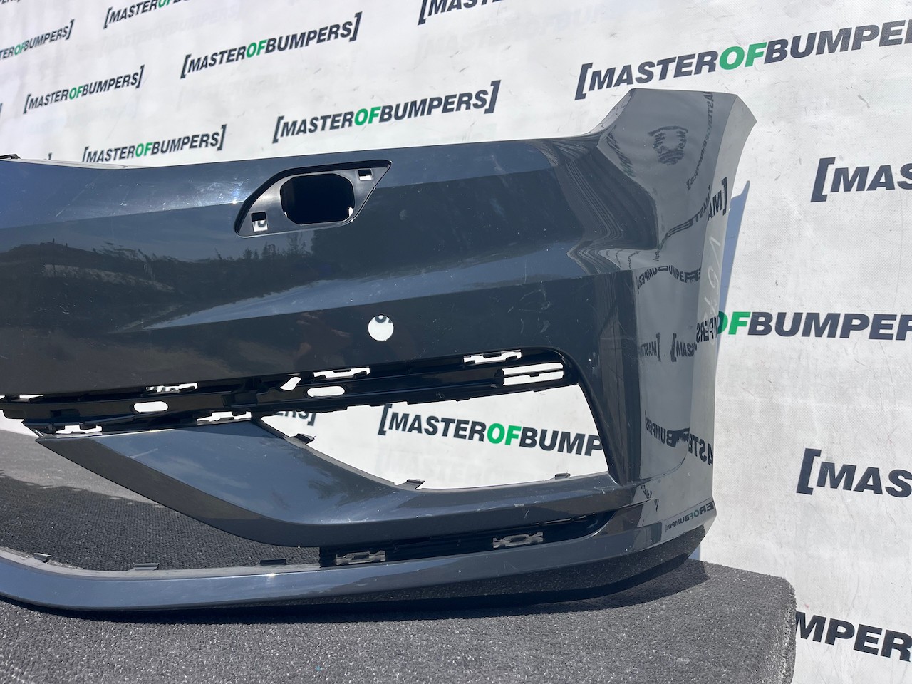 VW Golf Se Mk7.5 Hatchback 2017-2019 Front Bumper 4 Pdc +jets Genuine [v578]