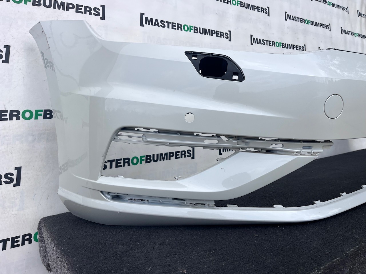VW Golf Se Mk7.5 Hatchback 2017-2019 Front Bumper 4 Pdc +jets Genuine [v632]