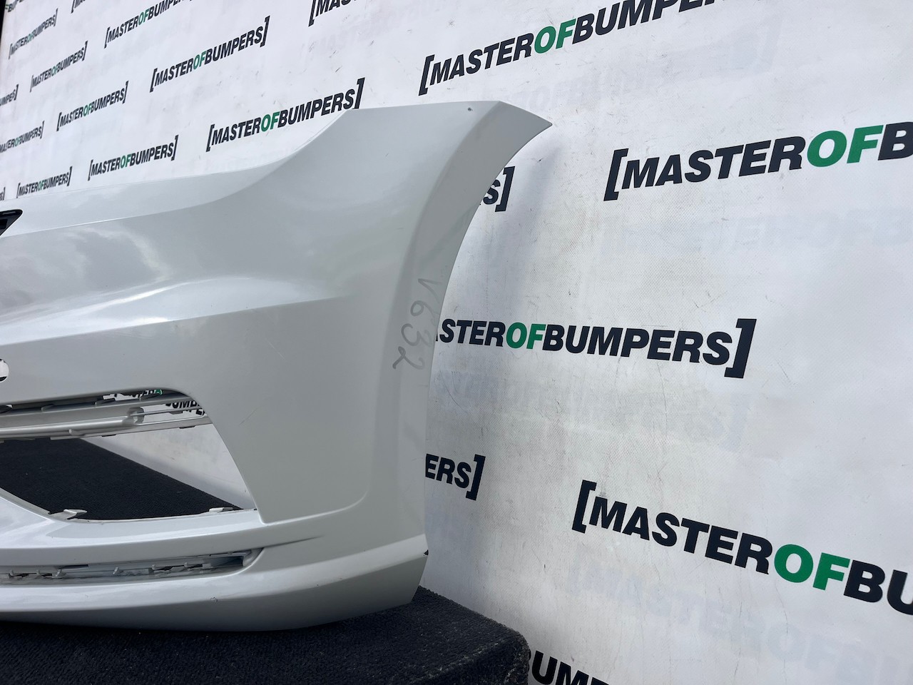 VW Golf Se Mk7.5 Hatchback 2017-2019 Front Bumper 4 Pdc +jets Genuine [v632]