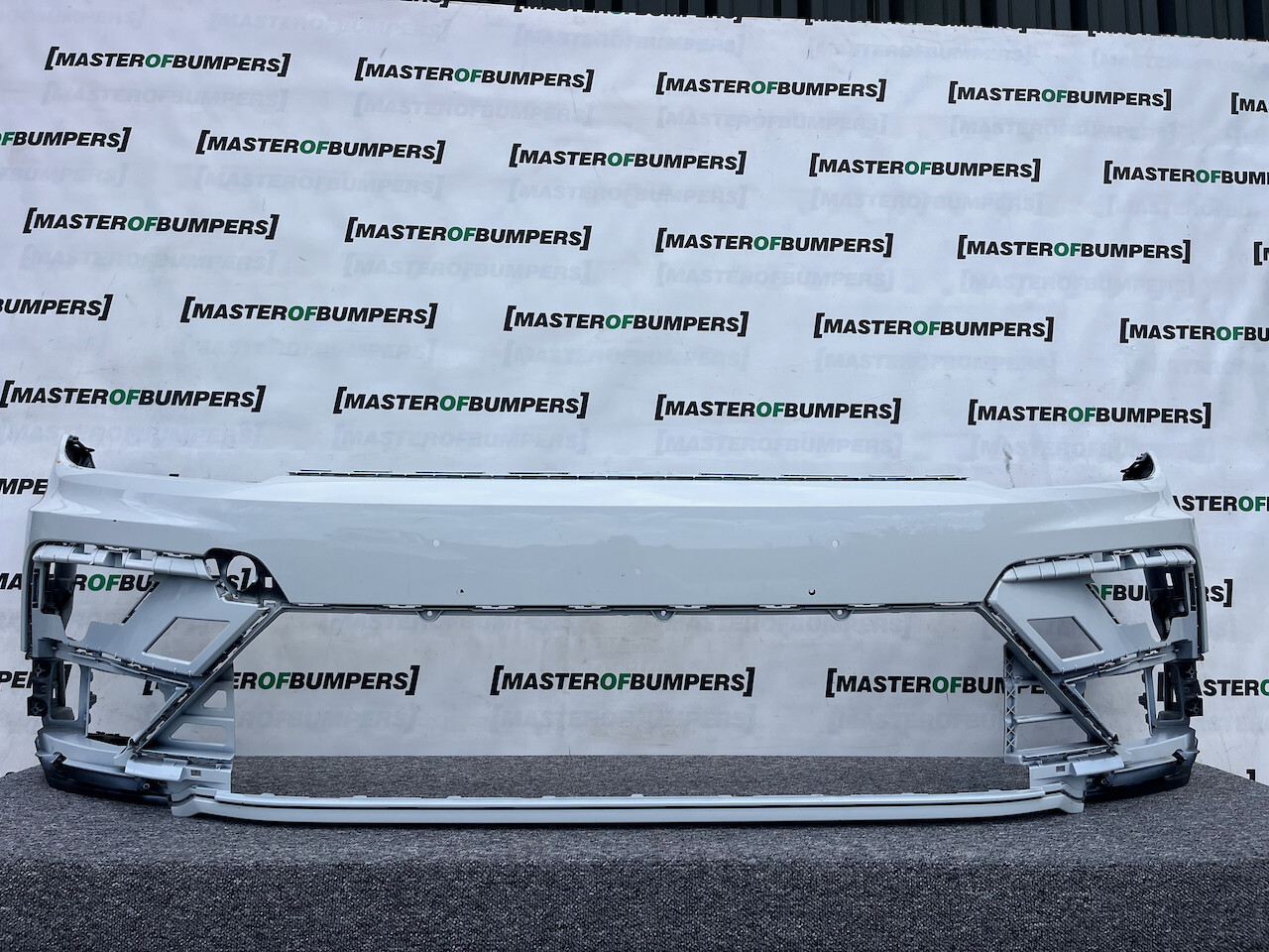 VW Tiguan R Line Mk2 Suv 2016-2019 Front Bumper 6 Pdc No Jets Genuine [v162]