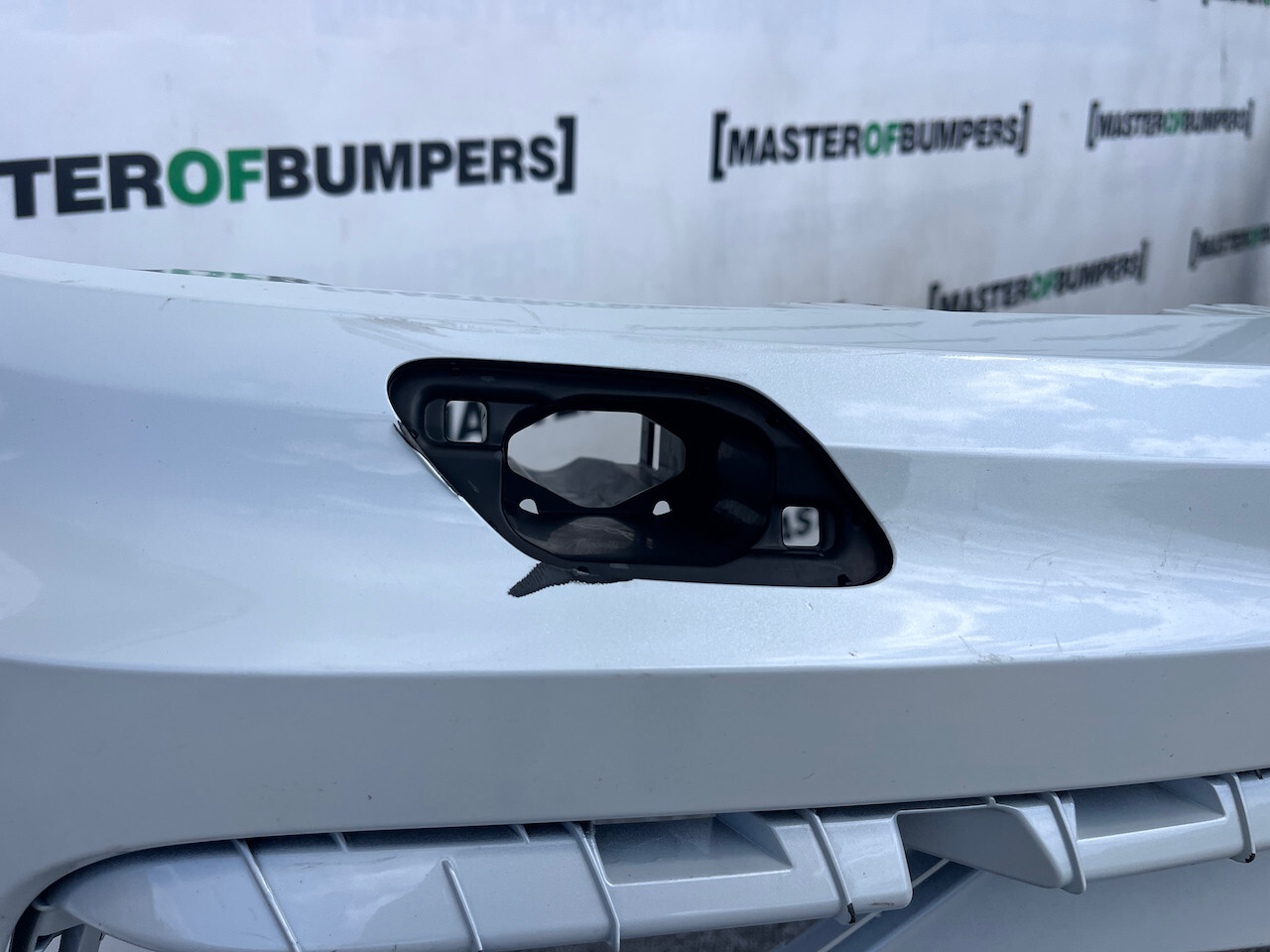 VW Tiguan R Line Mk2 Suv 2016-2019 Front Bumper 6 Pdc + Jets Genuine [v704]