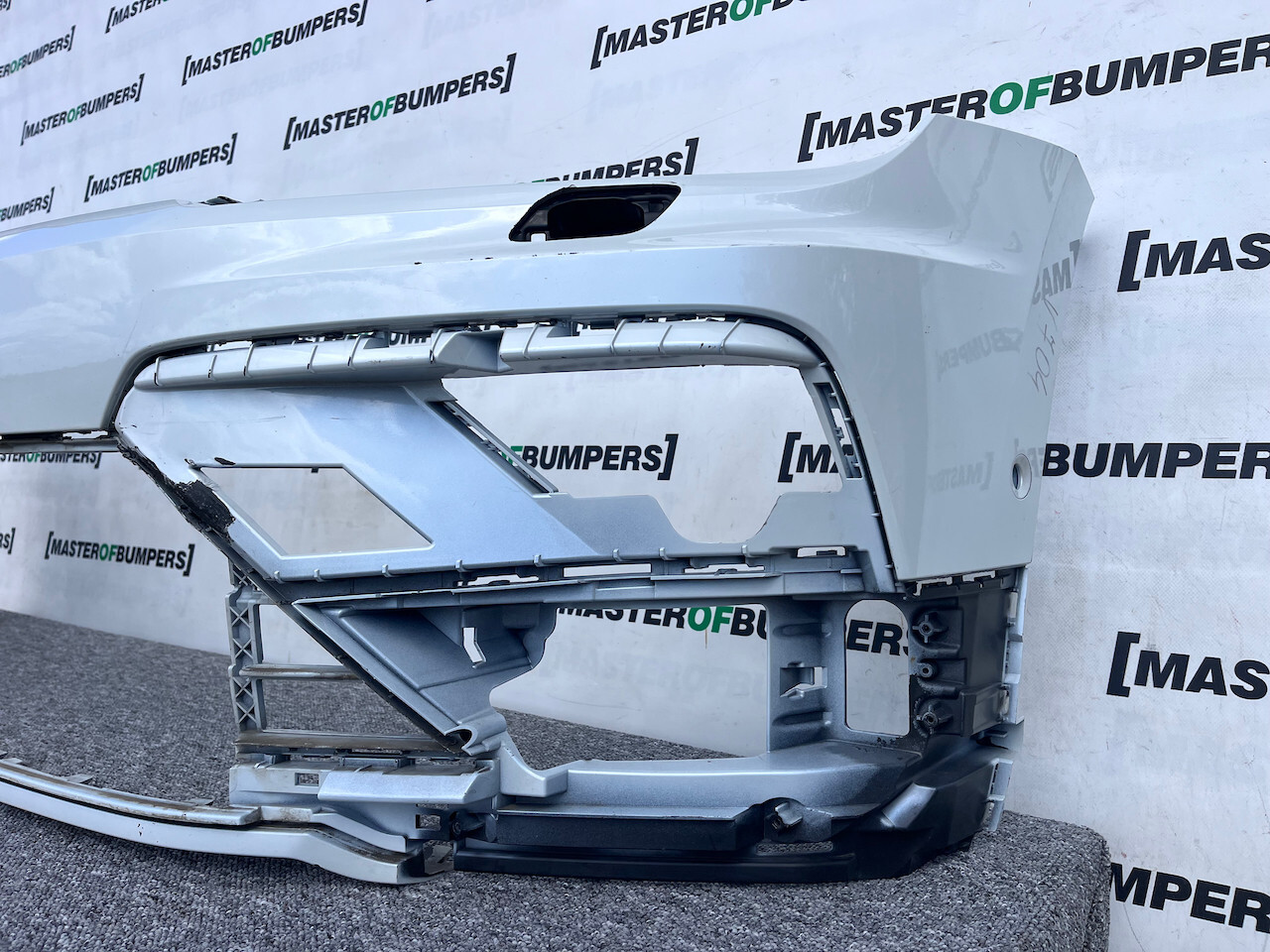 VW Tiguan R Line Mk2 Suv 2016-2019 Front Bumper 6 Pdc + Jets Genuine [v704]