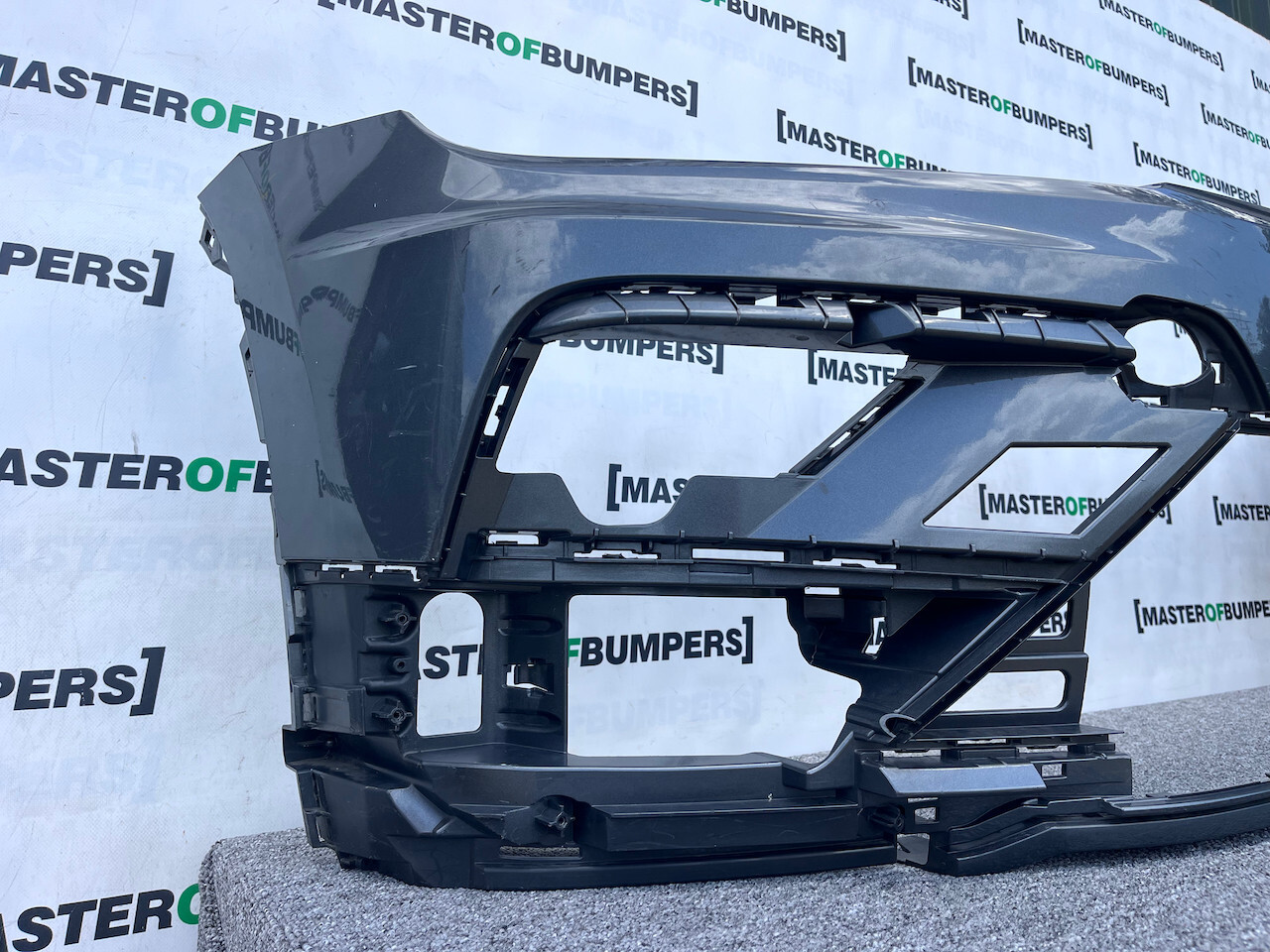 VW Tiguan R Line Mk2 Suv 2016-2019 Front Bumper 4 Pdc No Jets Genuine [v899]