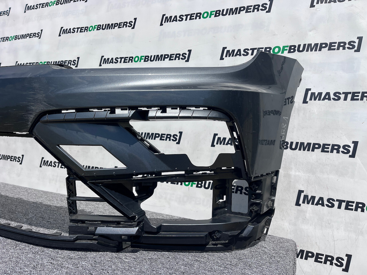 VW Tiguan R Line Mk2 Suv 2016-2019 Front Bumper 4 Pdc No Jets Genuine [v899]