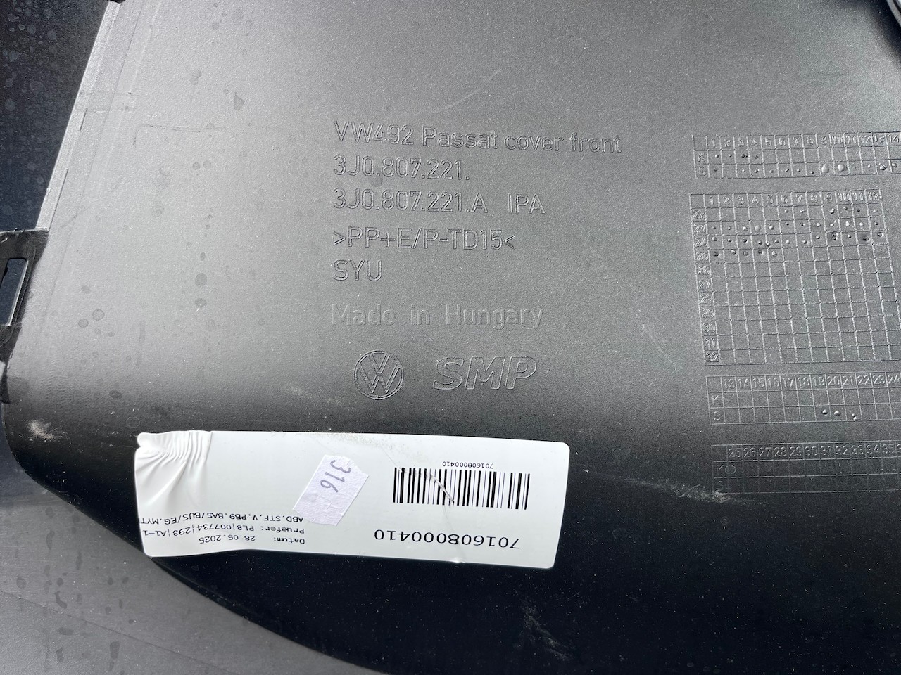 VW Passat Elegance Saloon Estate 2024-on Front Bumper 6 Pdc Genuine [v370]