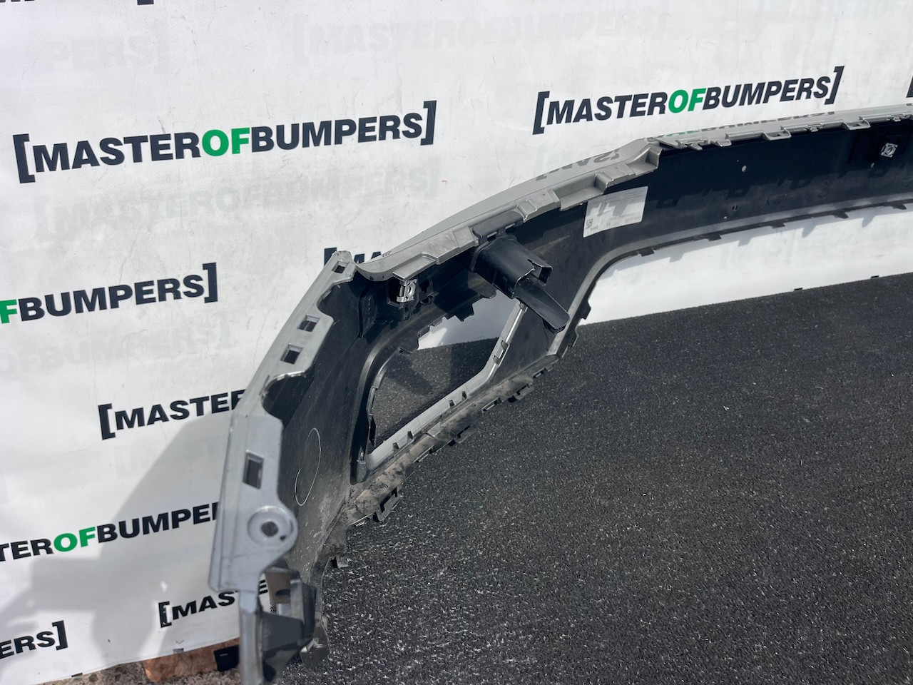 VW Tiguan Sel Bluemotion Mk2 Suv 2016-2019 Front Bumper Jets Genuine [v630]