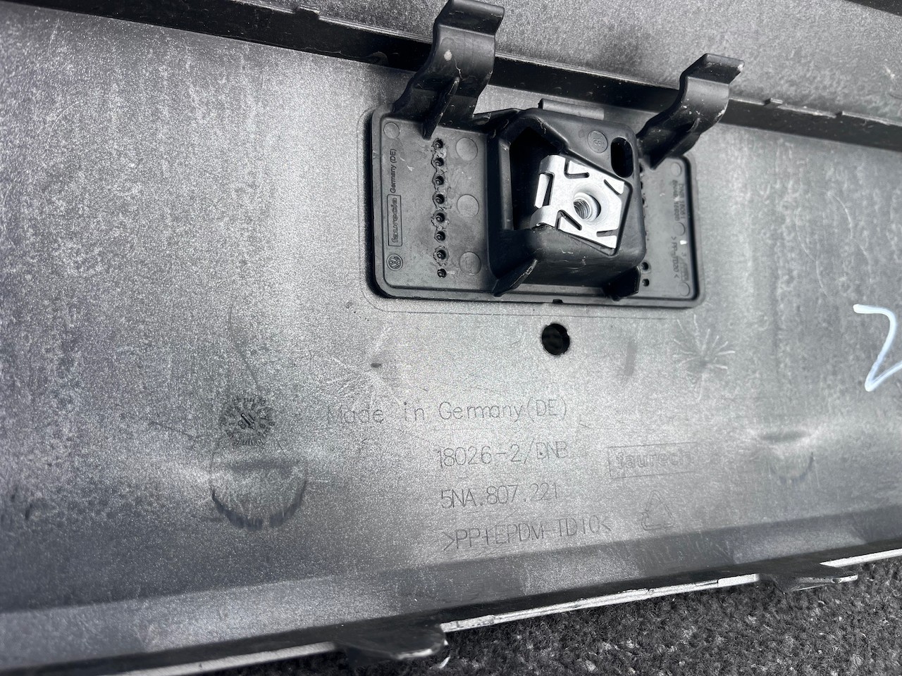 VW Tiguan Sel Bluemotion Mk2 Suv 2016-2019 Front Bumper Jets Genuine [v630]