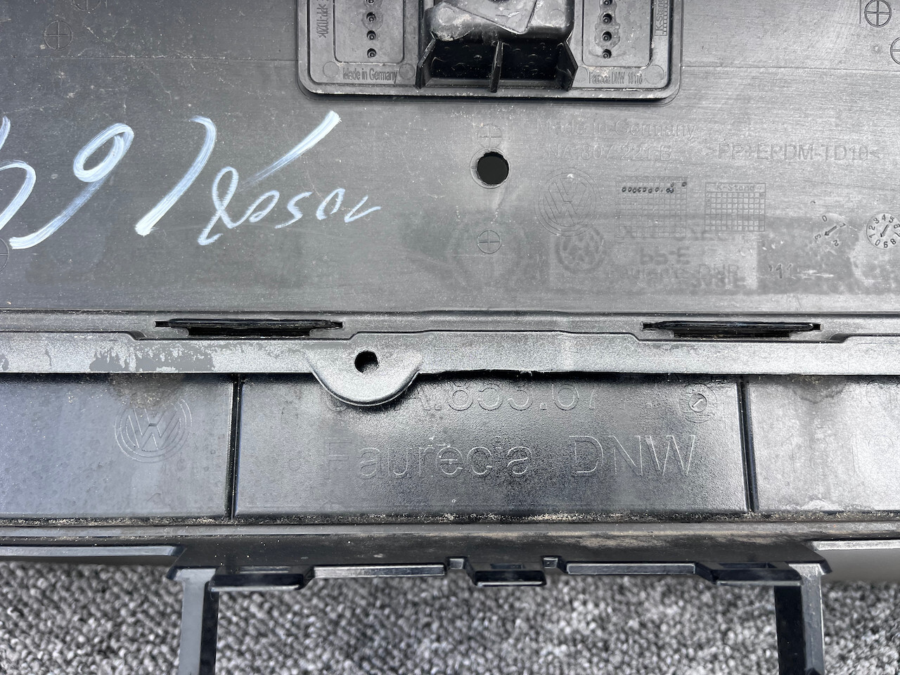 VW Tiguan R Line Mk2 Suv 2016-2019 Front Bumper 4 Pdc + Jets Genuine [v102]