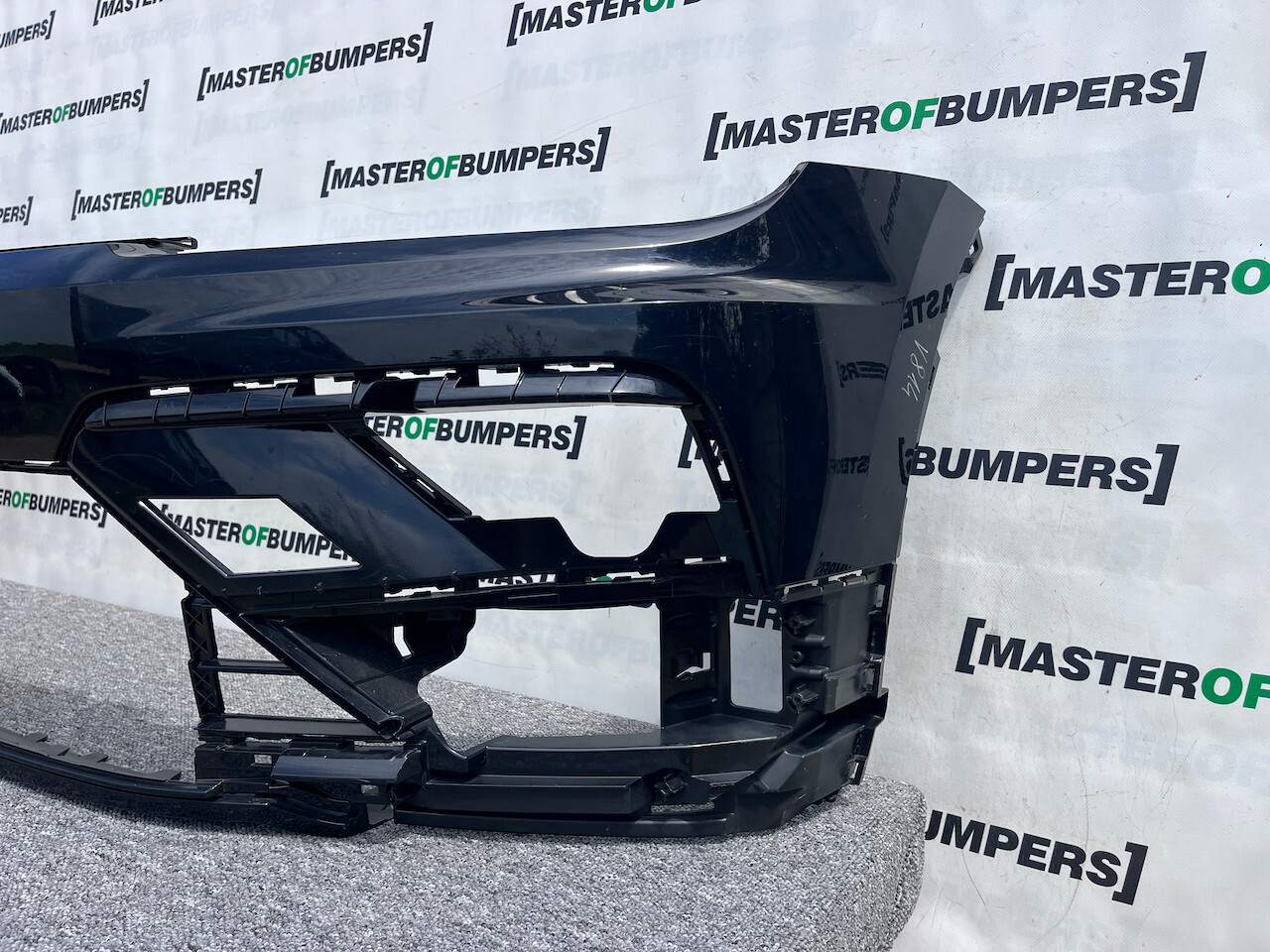 VW Tiguan R Line Mk2 Suv 2016-2019 Front Bumper 4 Pdc No Jets Genuine [v814]