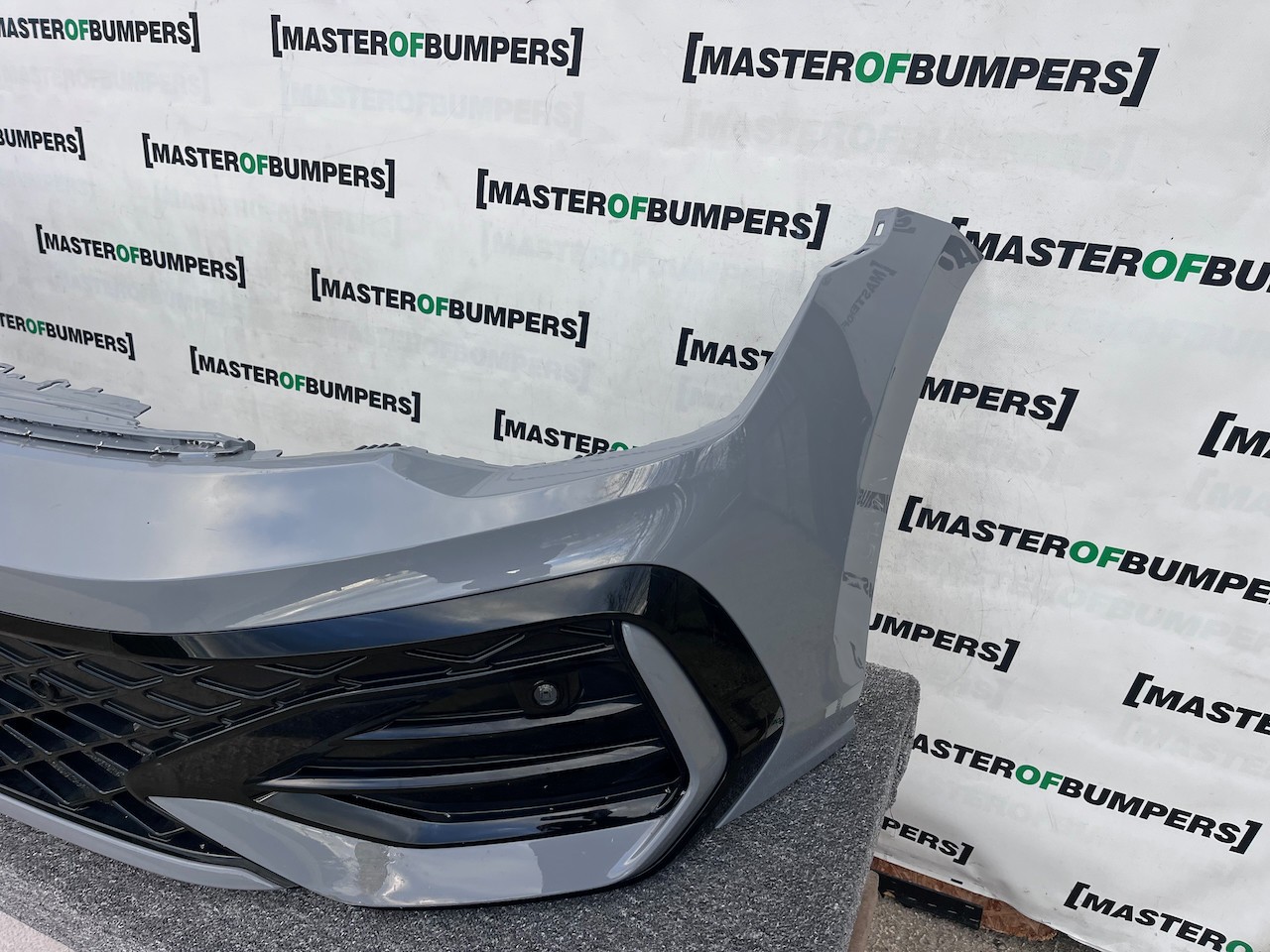 VW Golf R-line Mk8 Lift Hatchback 2024-on Front Bumper 4 Pdc Genuine [v745]