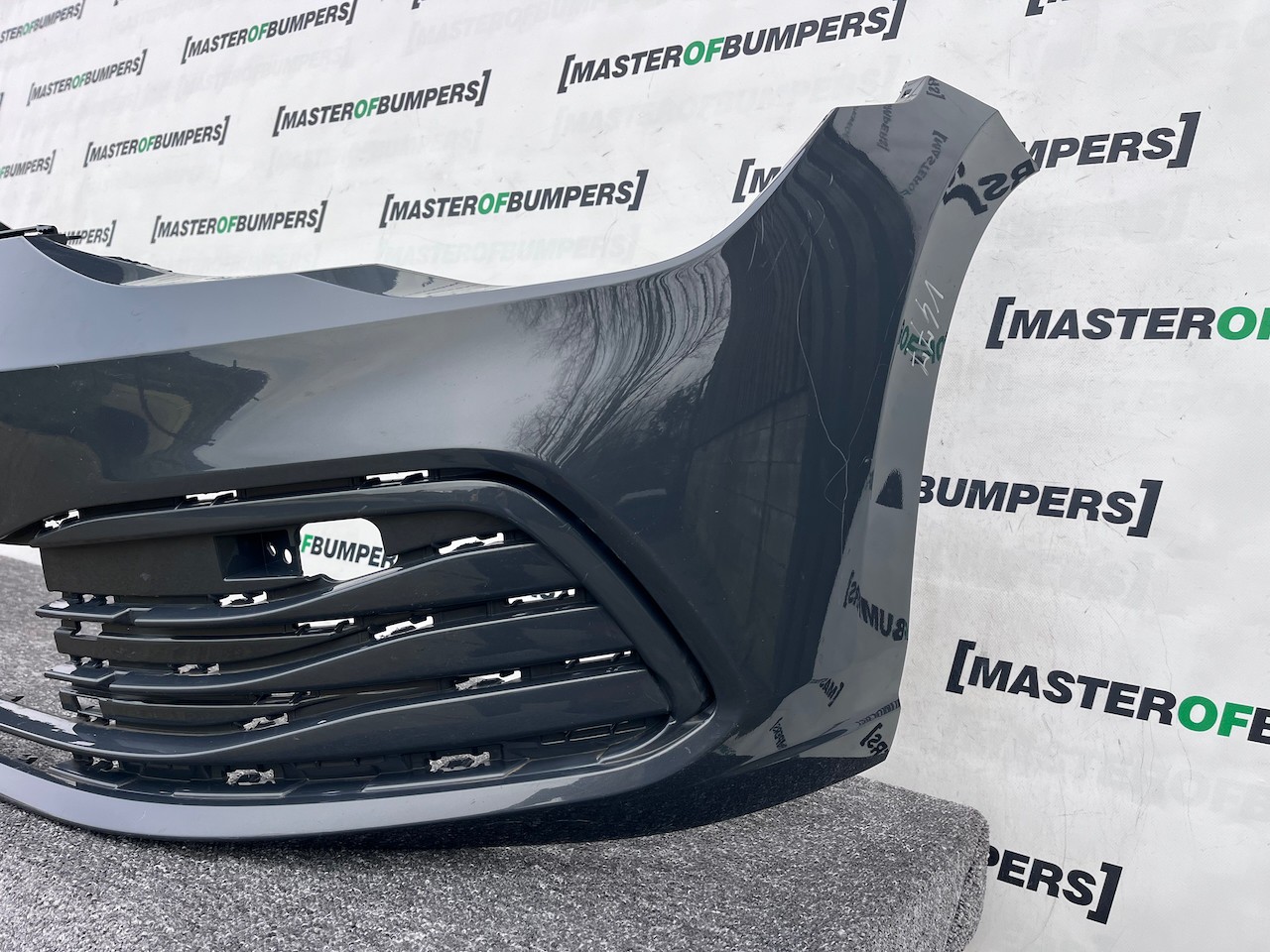 VW Golf Se Mk8 Hatchback 2020-2024 Front Bumper 4 Pdc Genuine [v477]