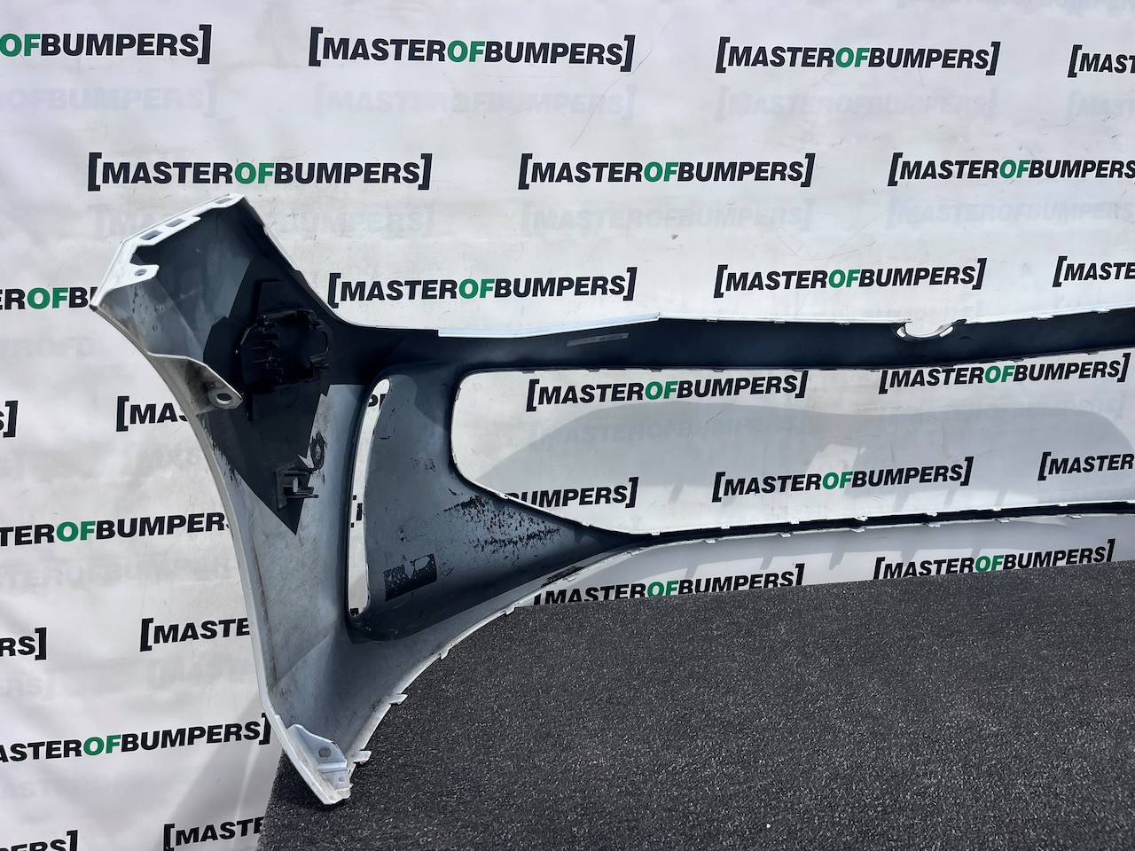 VW Passat Elegance Saloon Estate 2024-2027 Front Bumper 6 Pdc Genuine [white]