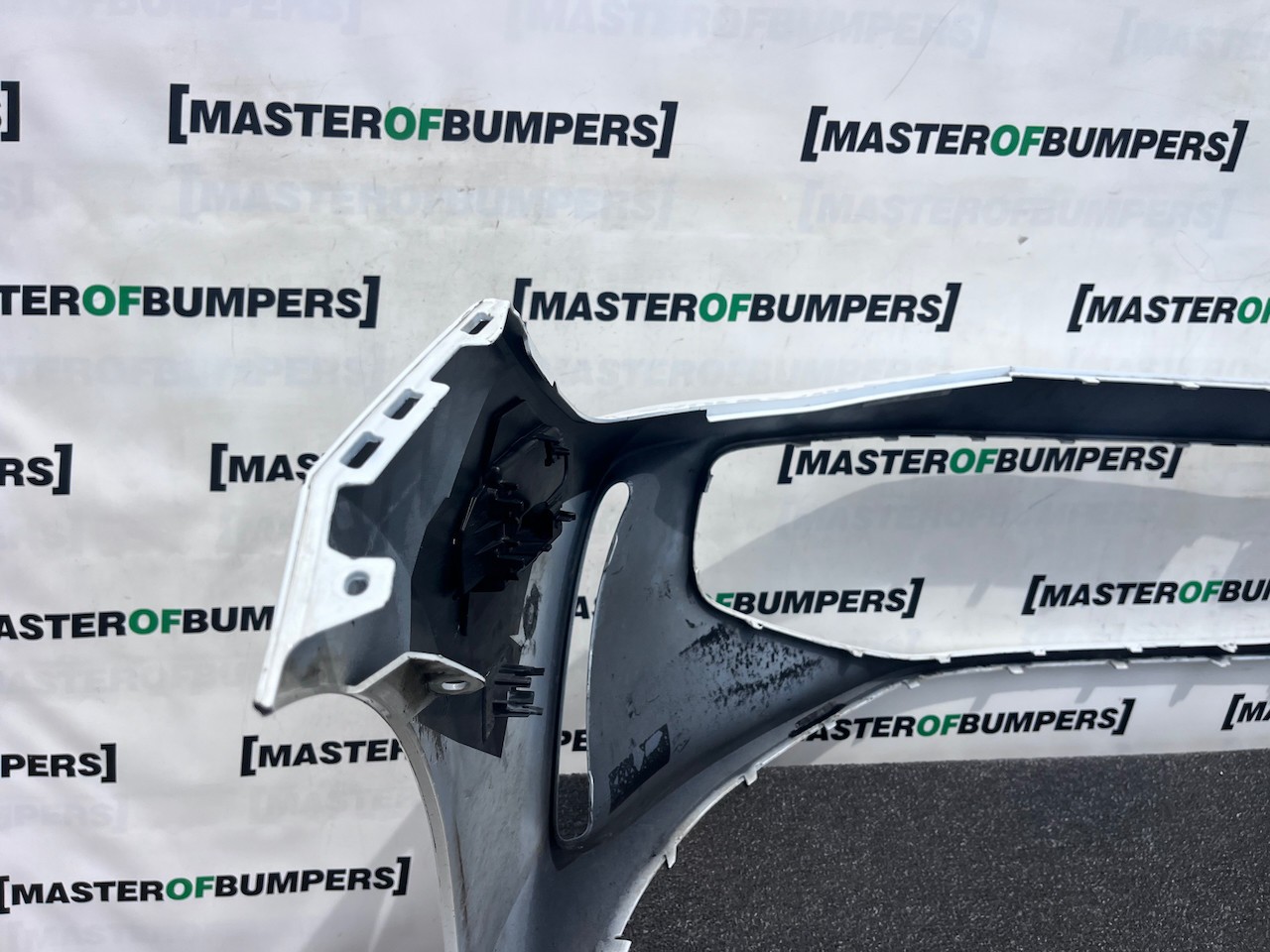 VW Passat Elegance Saloon Estate 2024-2027 Front Bumper 6 Pdc Genuine [white]