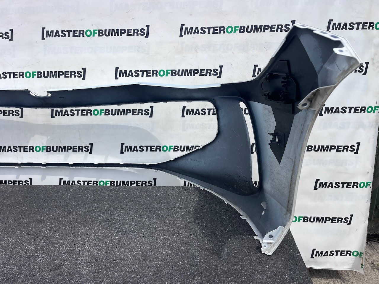 VW Passat Elegance Saloon Estate 2024-2027 Front Bumper 6 Pdc Genuine [white]