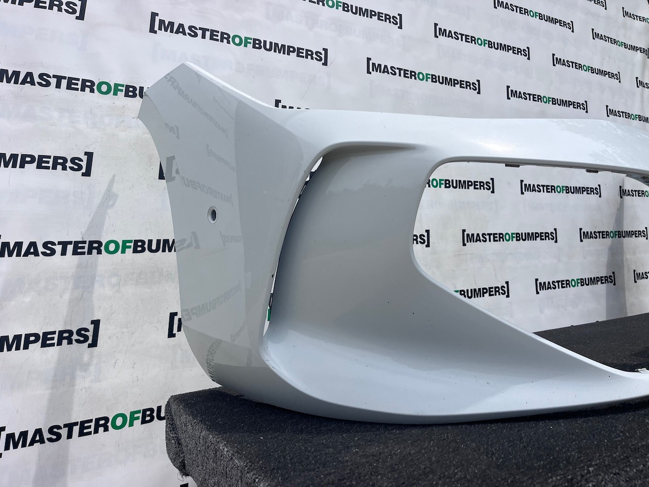 VW Passat Elegance Saloon Estate 2024-2027 Front Bumper 6 Pdc Genuine [white]