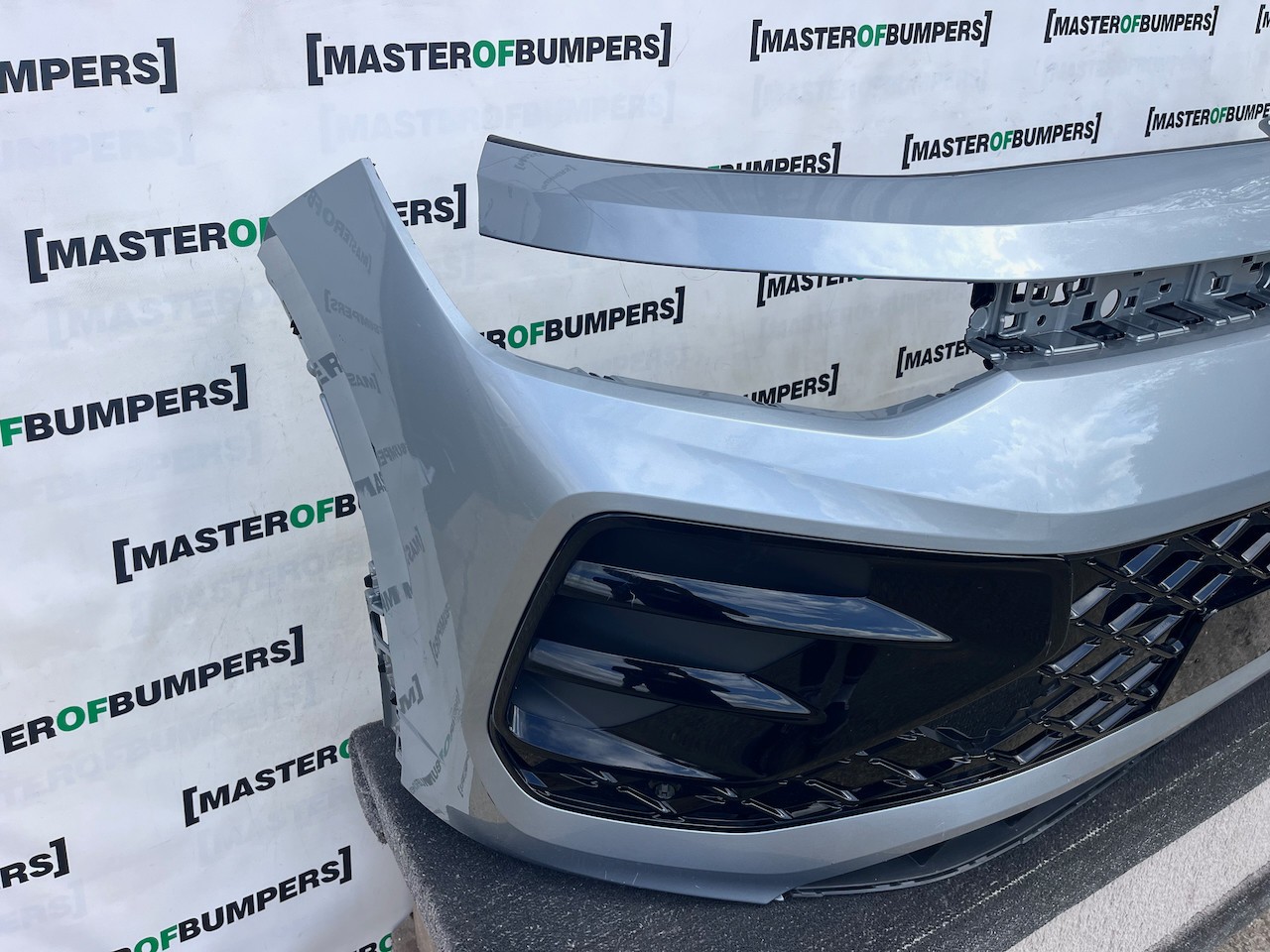 VW Tayron R Line Hybrid Suv 2024-2027 Front Bumper 6 Pdc Genuine [v622]